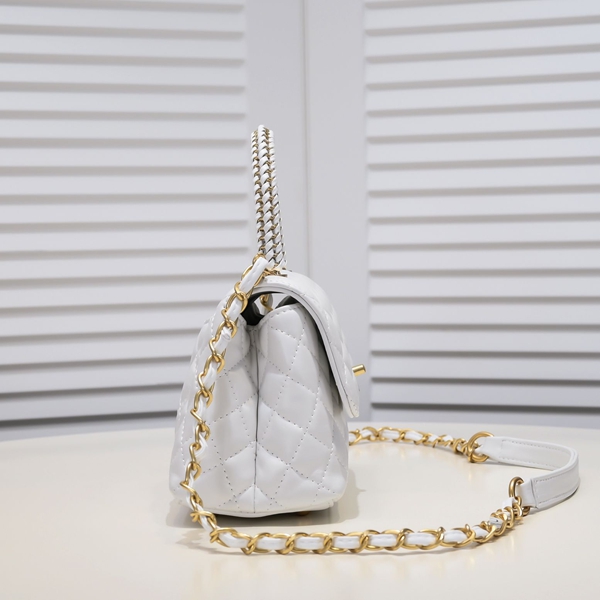 シャネルバッグ背面デザイン